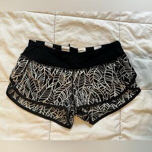 Lululemon Black/White Speed Up Low-Rise Lined Short Size 4